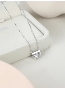 Elegante Nahaufnahme einer S925 Sterlingsilber Kette mit rundem Moissanit Anhänger