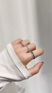 Primo piano dettagliato di anello multi-fila sandwich in argento S925 con diamanti brillanti.