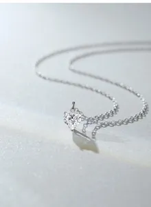 Detaillierte Nahaufnahme einer klassischen Herz-Moissanit-Halskette aus glänzendem S925 Silber.