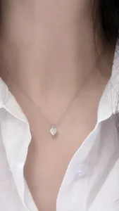Zarte 1-Karat Herz Moissanit Halskette aus S925 Silber, elegante Kette Detailansicht.