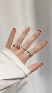 Dettaglio squisito dell anello in argento S925 con pavé di diamanti e pietre preziose.