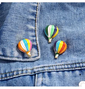 Colorful hot air balloon enamel brooch pins, alloy cartoon badges for clothing and denim decor.