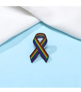 Broche de cinta de arco iris insignia de metal esmaltado accesorios de mochila vista de detalle