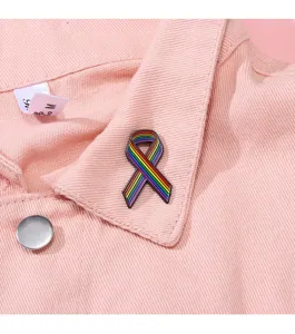 Primer plano detallado de un pin de solapa con cinta de arcoíris en cuello rosa.