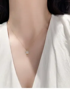 Elegante Moissanit-Halskette mit quadratischem Anhänger in Goldoptik am Modell.