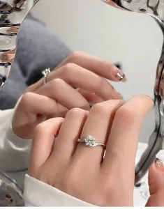 Silberner gedrehter Moissanit Ring Detailansicht, elegante Hand Trageansicht für jeden Anlass.