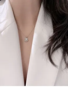Nahaufnahme einer S925 Sterlingsilber-Moissanit-Halskette an einer eleganten Frau
