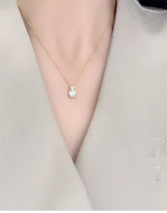 Exquisite Moissanit-Halskette in D-Farbe auf einer minimalistischen Goldkette Detail