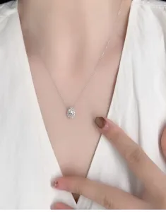 Elegante S925 Sterling Silber Halskette mit birnenförmigem Moissanit-Anhänger am Modell