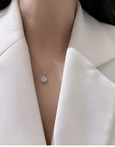 Detailaufnahme einer S925 Sterling Silber Moissanit Anhängerkette an einer Frau