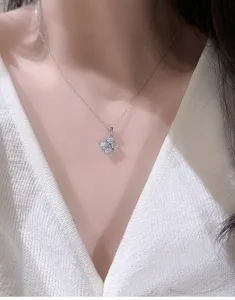 Nahaufnahme der S925 Sterlingsilber Kette mit funkelndem Moissanit Blumenanhänger