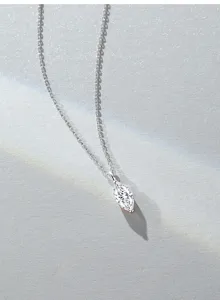 Nahaufnahme eines Moissanit-Anhängers im Marquiseschliff an einer Kette aus S925-Silber.