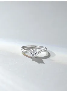 Exquisiter S925 Silber verdrehter Ring mit einem funkelnden 1-Karat Moissanit-Stein.