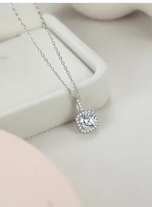 Nahaufnahme S925 Sterling Silber D Farbe Moissanit Halskette mit quadratischem Anhänger