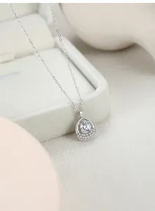 Detailaufnahme einer S925 Sterlingsilber-Moissanit-Halskette auf weicher Oberfläche