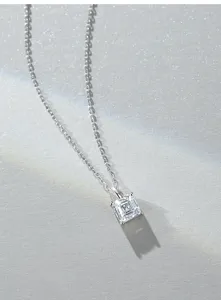 Details der S925 Silberkette mit quadratischem D-Farbe Moissanit Anhänger und Prismenlicht