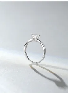 Exquisites Detail des S925 Silber Moissanit Rings mit einem strahlenden Solitärstein.