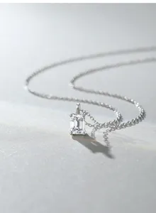 Elegantes Detail einer Halskette aus S925 Sterlingsilber mit D-Farb Moissanit Anhänger