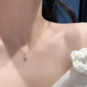 Elegante collana con ciondolo a forma di pera e catenina da donna, gioielli raffinati.