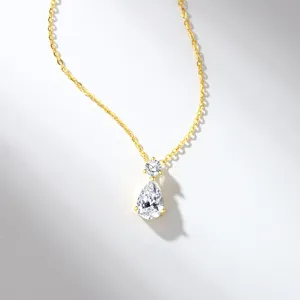Elegante collana con pendente in moissanite a pera placcata in oro catena clavicolare donna.