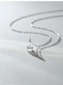 Exquisite S925 Sterlingsilberkette mit einem birnenförmigen Moissanit-Anhänger-Detail.
