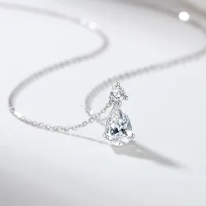 Vista principale di una splendida collana con catenina in argento e ciondolo a goccia.