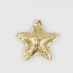 Nahaufnahme eines goldenen Stern-Schlüsselanhängers mit einzigartiger Wabenstruktur.