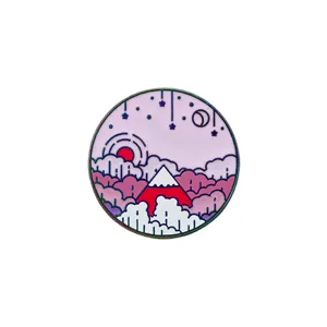 Nahaufnahme des runden Legierungs-Emaille-Pins mit niedlichem Fuji-Berg und Sternenhimmel-Design.