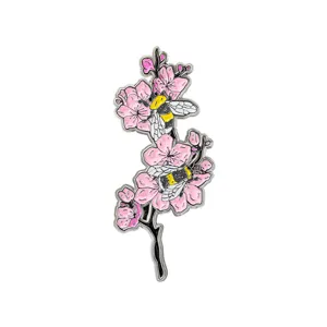 Detailaufnahme einer süßen rosa Kirschblüte und Hummel Emaille Brosche, Legierung Anstecknadel.