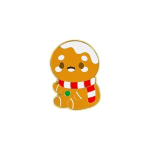 Nahtaufnahme des süßen Lebkuchenmann Emaille-Pins mit goldener Einfassung und bunten Details.