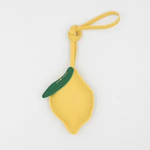 Nahaufnahme Detail des gelben Zitronen Leder Taschenanhängers und Schlüsselanhängers.