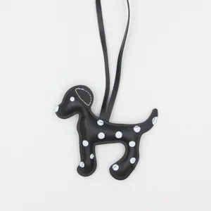 Schwarzer PU Leder Dalmatiner Hund Taschenanhaenger und Schluesselanhaenger im Punktmuster.