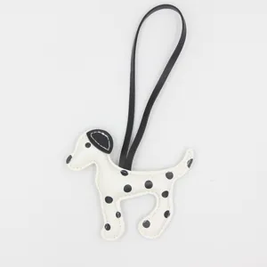 Detailansicht des niedlichen Dalmatiner Leder Schlüsselanhänger Taschenanhängers.