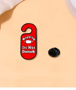 Spilla smaltata appendiabiti da porta non disturbare distintivo metallo cartone animato