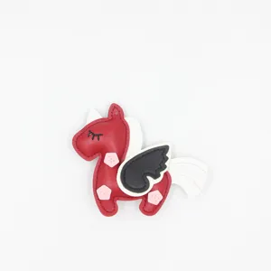 Lindo colgante de bolso de unicornio de cuero, elegante llavero de caballo volador para coche.