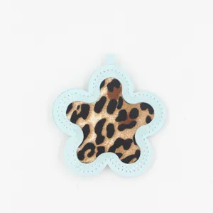 Detailopname van PU lederen luipaard print bloem sleutelhanger met blauwe stiksels.