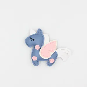 Llavero de bolso de cuero de unicornio azul lindo con alas rosadas y detalles finos.