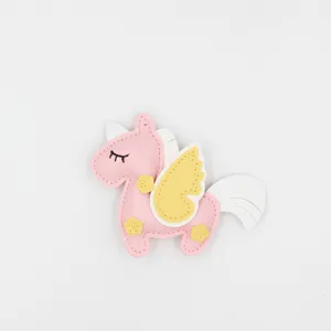 Detalle de llavero bolso colgante unicornio de cuero lindo, accesorio dije pegaso rosa de PU.