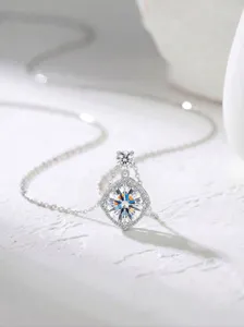 Atemberaubende 1 Karat Moissanite Quadrat Halskette aus S925 Sterling Silber fur Damen.