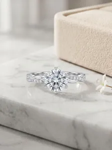 Magnifique bague 1ct en argent 925 avec un design pave torsade scintillant detail.