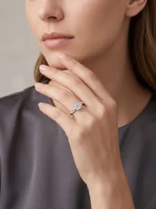 Gros plan detail d'une bague tordue en argent avec moissanite portee a la main, tres elegante.