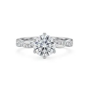 Gros plan de la bague détail en argent brillant avec pierre moissanite et pavé torsadé.