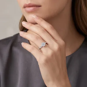 Magnifique bague twist en argent 925 avec moissanite 1ct et serti à six griffes classique.