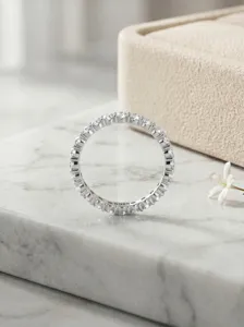 Eternity Ring aus Sterlingsilber mit 2mm Moissanit Steinen, minimalistisches Schmuckstück.