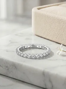 925er Silber 2mm Moissanit Eternity Ring Detailaufnahme, minimalistisches Design.
