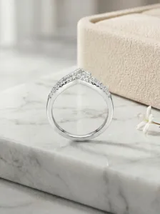 Elegante 925 zilveren V-vormige ring met pavé diamanten, luxe minimalistisch zilveren sieraad.