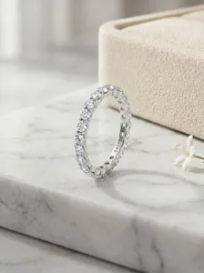 925 Silber 2mm Moissanit Full Eternity Ring Minimalistischer Stapelring Detailblick