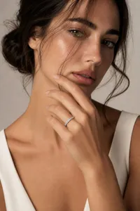 Nahaufnahme Detailansicht eines zarten 925er Silber Moissanit Eternity Ringes getragen.
