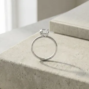 Elegante anello in argento con moissanite taglio Asscher da 6mm, design minimalista.