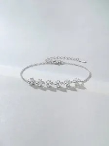Nahaufnahme des 925er Silber Moissanit Armbands mit filigranen Gliedern und funkelnden Steinen.